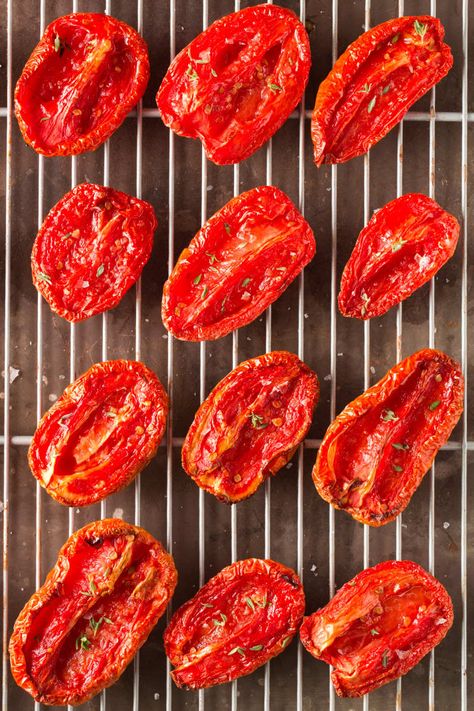 Oven Dried Tomatoes, Homemade Jerky, Dehydrated Vegetables, Dehydrated Food, Cooking Lessons, Plum Tomatoes, Oven Cooking, Dehydrator Recipes, Grape Tomatoes