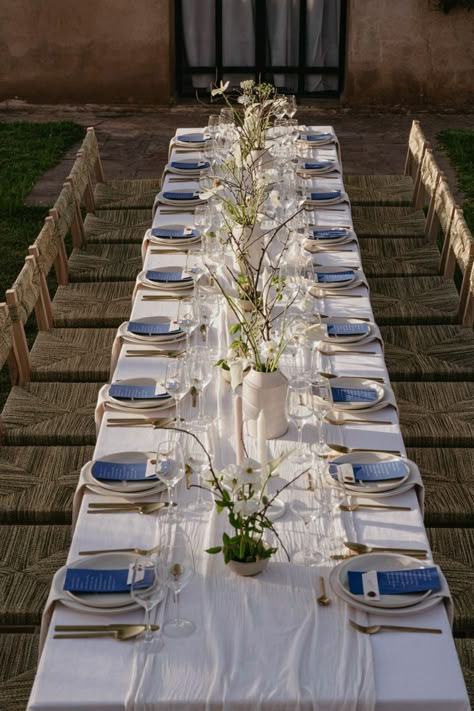 Clean minimal table setting in white and blue Wedding Table Setting Minimal, Blue Linen Wedding Table, Blue Table Set Up, Classy Wedding Palette, Minimalism Wedding Decoration, Blue Theme Table Setting, Blue And White Wedding Aesthetic, Wedding Table Minimalist, White And Blue Wedding Table