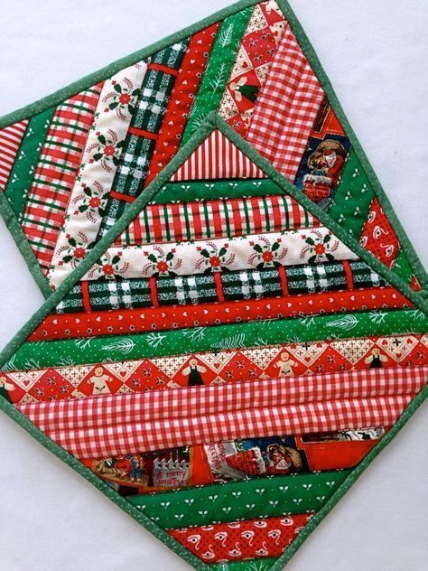 String-Pieced Pot Holders are so Quick and Easy - Quilting Digest Christmas Potholders, Candle Mats, Quilting Digest, Christmas Fabrics, Christmas Quilting, Christmas Sewing Projects, Quilted Potholders, Christmas Pots, Scrap Quilt