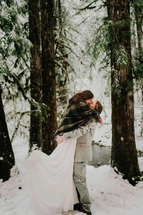 Cozy Christmas Cabin Elopement at Mt Hood - Taylor Denton Outdoor Winter Elopement, Christmas Elopement Ideas, Winter Elopement Photography, Goblin Wedding, Winter Cabin Wedding, December Elopement, Seventies Wedding, Christmas Elopement, Cozy Christmas Cabin