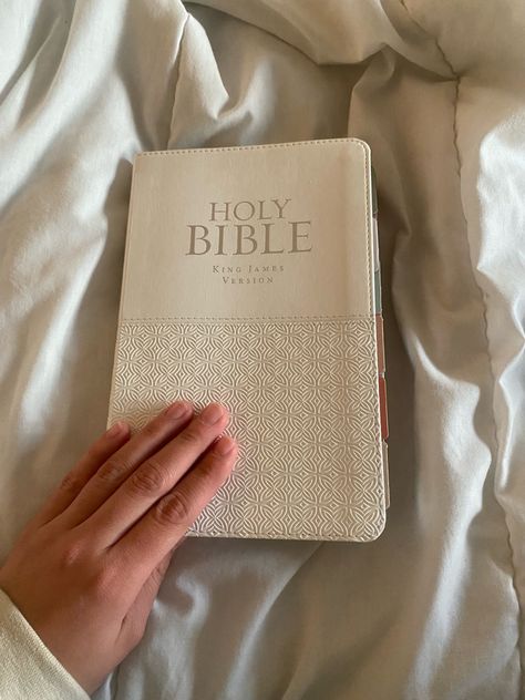 Bible White Aesthetic, Bible App Aesthetic, Bible Astetic, Hand On Bible, Bible Essentials, Bible Asthetic Picture, Biblical Aesthetic, Pretty Bibles, White Bible