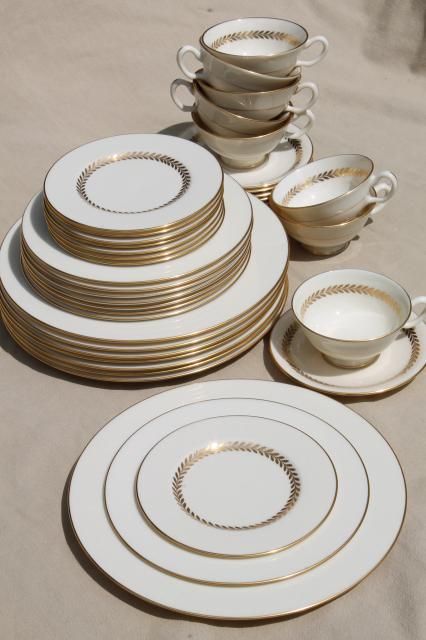 White And Gold Dinnerware, Dinnerware Sets Luxury, Dish Sets Dinnerware, Dinnerware Set Modern, Kitchen Decor Collections, Crockery Design, Rose Gold Kitchen, Antique Tea Sets, Fine China Dinnerware