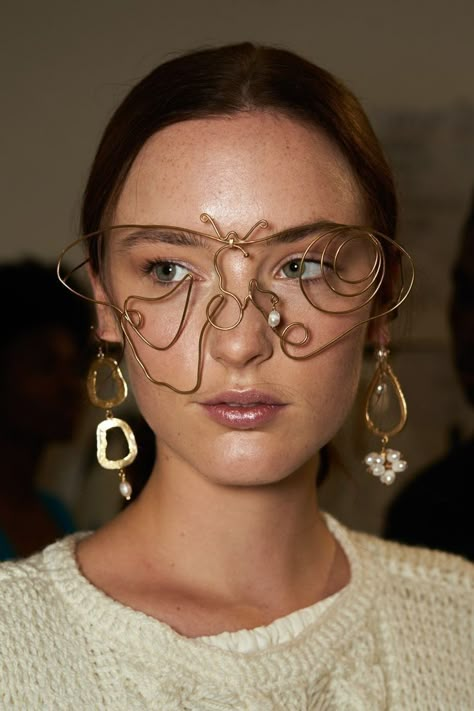 Face Jewellery, Backstage Runway, Funky Jewelry, Handmade Wire Jewelry, Wire Work, Mode Inspiration, Jewelry Inspo, Milan Fashion, Fashion Week Spring