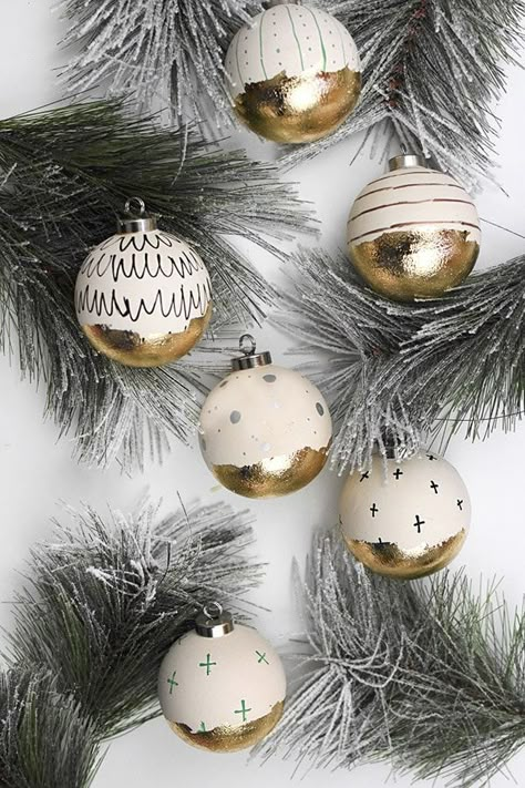 Gold Leaf Christmas Baubles, Xmas Balls Diy, Christmas Tree Balls Diy, Christmas Balls Diy, Diy Tree Ornaments, Simple Ornaments, Xmas Balls, Christmas Tree Balls, Diy Christmas Tree Ornaments