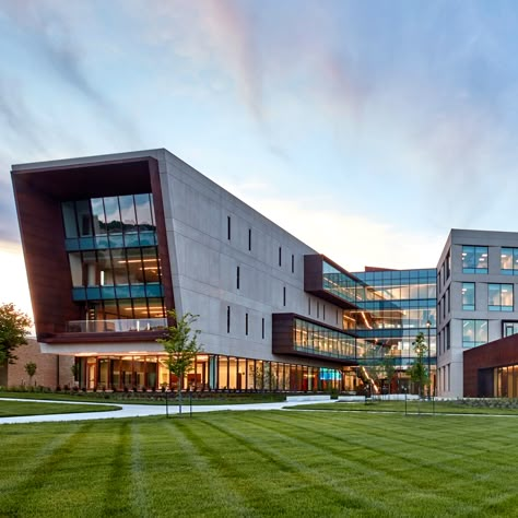 Gensler completes concrete, glass and steel Kansas business school Cool School Buildings, Contemporary School Design, University Building Design, Outside School Building, Research Building, School Building Ideas, University Building Architecture, Modern School Building, School Buildings