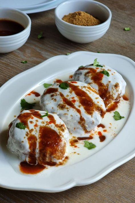 Dahi Bhalla Recipe, Gastronomic Food, World Street Food, Indian Fast Food, Dahi Vada, Khana Khazana, Pakistan Food, Saffron Spice, Fav Food