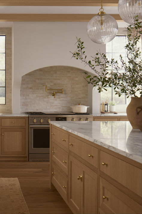 Organic modern kitchen design idea with exposed wood beams, pendant lighting, and tile backsplash. Organic Modern Kitchen, Diy Backsplash, Dream Kitchens Design, Counter Decor, Canyon Lake, Bedroom Modern, Transitional Kitchen, Kitchen Inspiration Design, Organic Modern Decor