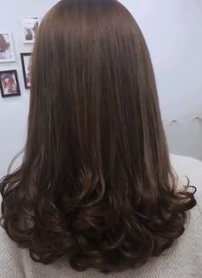 Straight Hair With Ends Flipped In, Thick Ends Hair, Straight Hair Bottom Curls, Straight Hair With Bumps At The End, Bottom Of Hair Curled, Curls On The Ends Of Hair, Straight Hair Curled Inwards, Straight Hair Ends Curled, Ends Of Hair Curled