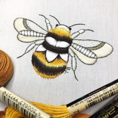 Trish Burr Embroidery’s Instagram post: “Miss daisy bumble bee- project 2 for mini journal.  Have a bee-eautiful day everyone😁🐝” Trish Burr Embroidery, Free Hand Embroidery Patterns, Collect Memories Not Things, Bee Project, Bee Embroidery Design, Bird Quilt Blocks, Free Hand Embroidery, Old Embroidery, Machine Embroidery Tutorials