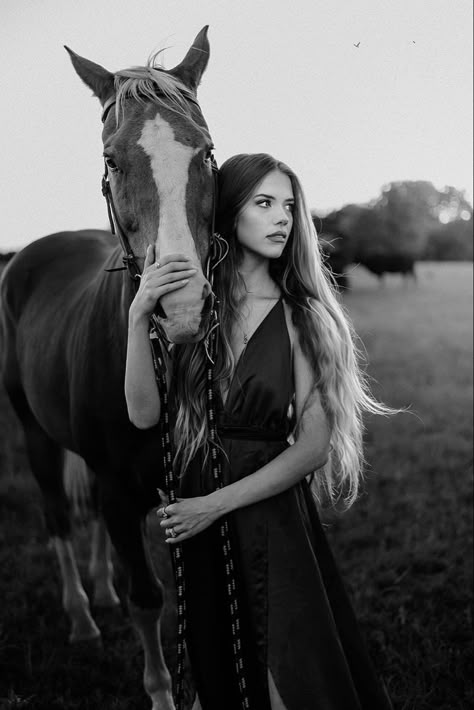 Equestrian Photoshoot, Horse Photoshoot Ideas, Equine Photography Poses, Western Photo Shoots, Horse Senior Pictures, Cowgirl Photoshoot, Horse Photography Poses, Foto Cowgirl, Cowgirl Photo