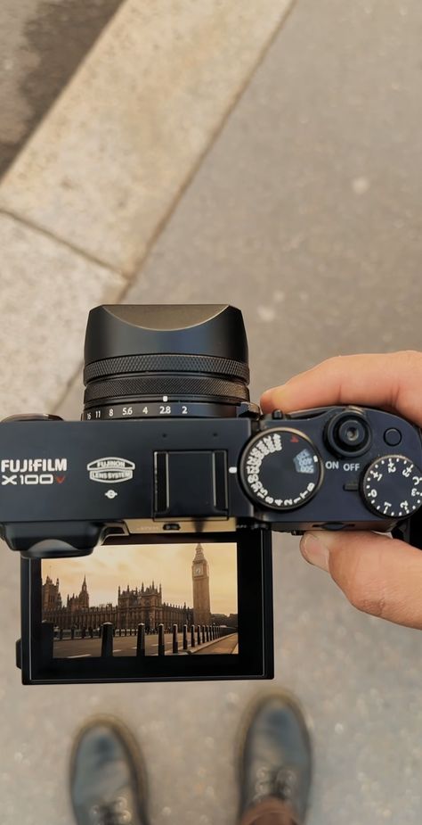 Film Camera Photography, Streets Of London, Cute Camera, Photo Walk, Wallpaper Pastel, Foto Tips, Foto Ideas Instagram, Photography Camera, Vintage Cameras