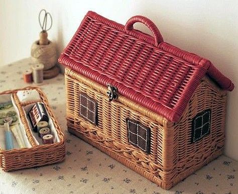 Vintage Wicker Sewing Box in the Shape of a Cabin. Willow Weaving, Sewing Basket, Paper Weaving, Newspaper Crafts, Vintage Sewing Machines, Paper Basket, Sewing Baskets, Creative Idea, Sewing Items