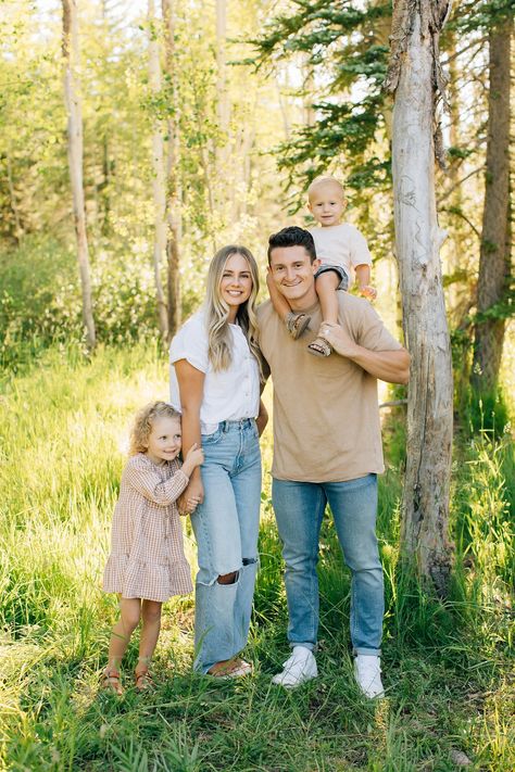 Fall Family Photos Florida, Family Portraits Summer, Neutral Outdoor Family Photos, Early Fall Family Pictures, Summer Family Of 4 Photos, Brown And Denim Family Photos, White And Jean Family Photoshoot, Cute Fall Outfits For Family Pictures, Summer Family Shoot