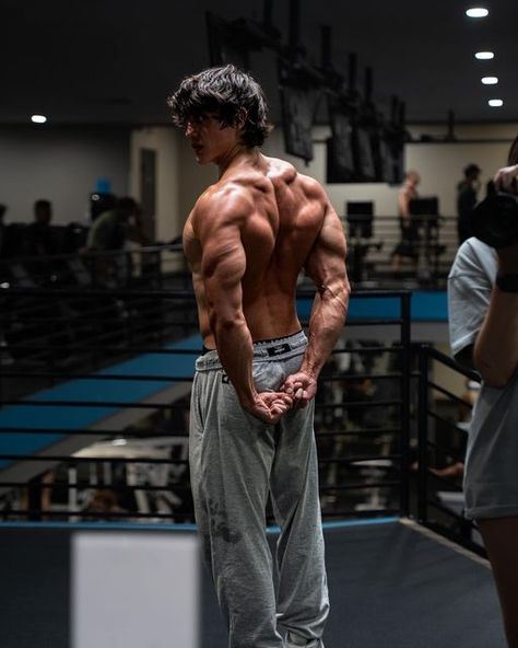 Gym Posing Men, Aesthetic Bodybuilding Poses, Fit Photo Ideas, Gabe Deutsche Gym, Greek God Poses Gym, Model Aesthetic Men, Back Aesthetic Men, Men’s Physique, Gym Back Pose