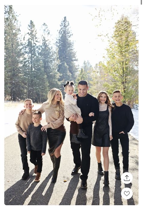 Family Of 9 Photo Ideas, Classic Family Christmas Pictures, Colors For Family Pictures Winter, Family Of Seven Photoshoot, Family Casual Outfits, January Family Photo Outfits, Winter Photo Outfits, Christmas Photo Ideas For Family, Winter Pictures Family