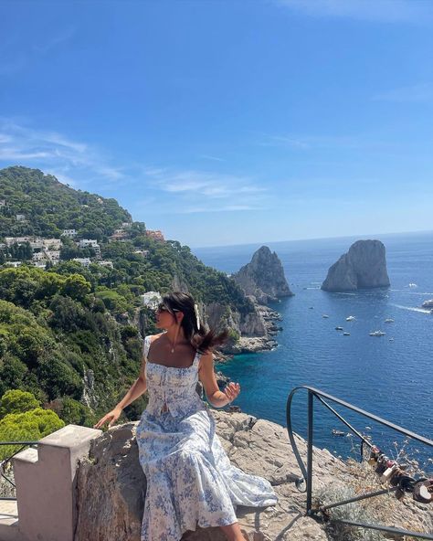 Now I know why it’s called Capri Blue 🌊 | Instagram Capri Inspo Pics, Capri Photo Ideas, Capri Fashion, Blue Instagram, Insta Photos, Capri Italy, Travel Pics, Capri Blue, Italian Summer