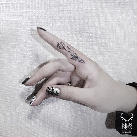 Black tulip tattoo on the index finger Tulip Tattoo Ideas, Beauty Tattoo Ideas, Small Tattoo Design, Small Rib Tattoos, Single Rose Tattoos, Tiny Flower Tattoos, Tiny Tattoo Ideas, Purple Tattoos, Tattoo Finger