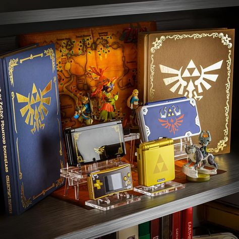 Rose Colored Gaming on Instagram: “Happy #TriforceTuesday ❤️ We sell these display stands you see in the photo. Everything made in USA and shipping worldwide. #link in bio.…” Amiibo Display, Video Game Shelf, Video Game Room Decor, Tiered Display Shelves, Nerd Room, Game Cart, Console Shelf, Video Game Collection, Video Game Rooms