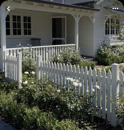 White Picket Fence House, White Picket Fence Ideas, Picket Fence Ideas, Wood Picket Fence, White Colonial, Fence Designs, Front Garden Design, Front Yard Fence, White Picket Fence