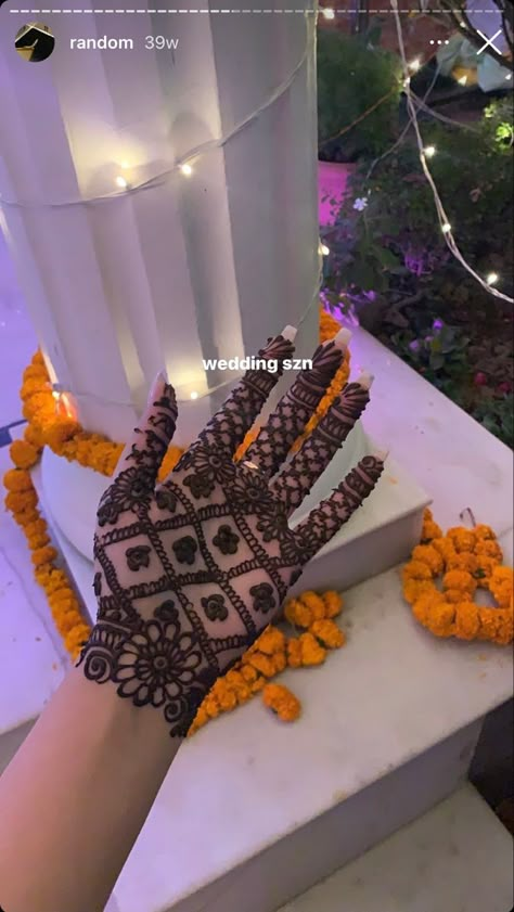 Mehendi Pictures Wedding Photos, Mehndi Photo Ideas, Mehendi Photo Ideas, Wedding Season Aesthetic, Mehndi Aesthetic Pictures, Indian Wedding Story Instagram, Mehndi Instagram Story, Wedding Snaps Indian, Desi Shadi Aesthetic