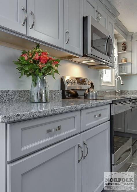 Grey Granite Countertops Kitchen, Gray Countertops Kitchen, Granite With White Cabinets, Azul Platino Granite, Modern Kitchen Apartment, Gray Island, Grey Kitchen Designs, Kitchen Diy Makeover, Kitchen Remodel Inspiration