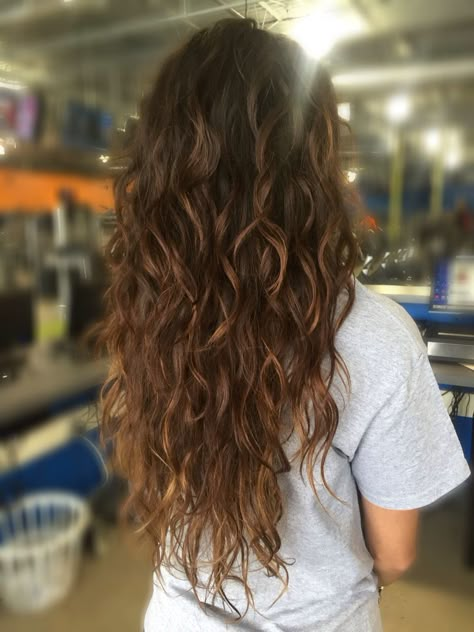 curls Spiral Perm, Beachy Hair, Hairstyles Natural, Colored Curly Hair, Permed Hairstyles, Long Wavy Hair, Haircuts For Long Hair, Cool Hair Color, Long Curly Hair