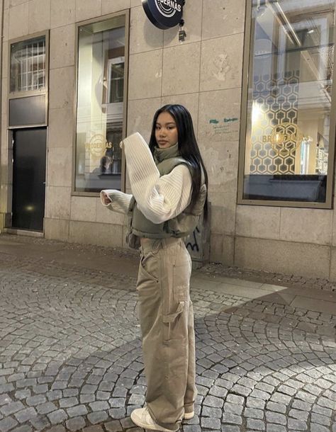 Bougie Aesthetic Outfits, Winteroutfits Chic, Ny Fits, Vinter Mode Outfits, Puffer Vest Outfit, Cargo Outfit, Nyc Outfits, Winter 2025, Mode Hippie