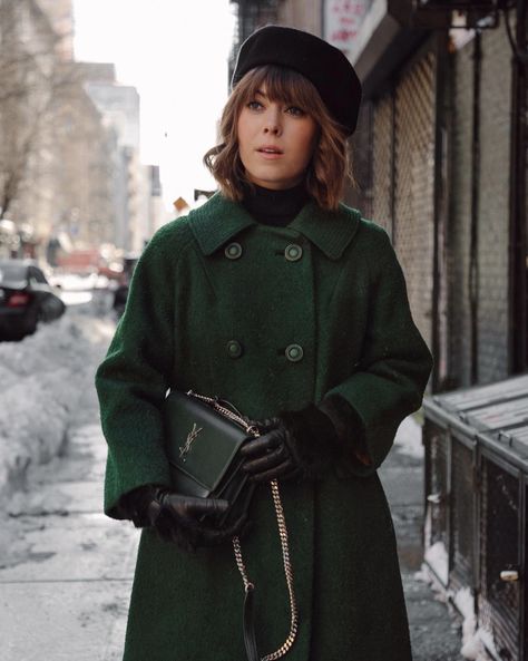 19 Stylish Winter Gloves to Up Your Winter Outfits | Who What Wear Winter Gloves Outfit, Winter Outfits Vintage, Gloves Outfit, Jenny Cipoletti, Outfits Vintage, Look Retro, Winter Mode, Designer Handbag, Green Coat