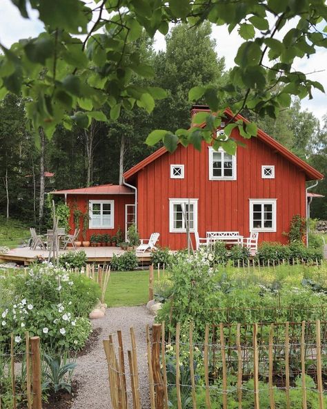 Scandinavian Summer House, Swedish Summer House, Swedish Country House, My Scandinavian Home, Swedish Summer, Swedish Cottage, Red Houses, Fresh Farmhouse, Outdoor Bath