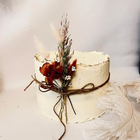 Simple Wedding Cake Dried Flowers, Dry Flowers Cake, Rustic Cake Birthday, Cake With Dry Flowers, 1 Tier Wedding Cake Simple, Rustic Cake Design, Simple Rustic Cake, Cake With Dried Flowers, Dried Flowers Cake