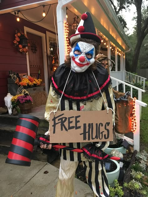 Scary creep clown free hugs Scary Clown Outdoor Decor, Scary Clown Halloween Decorations Outdoor, Clown Halloween Decorations Outside, Halloween Decorations Clown Theme, Clown Theme Halloween Decor Outdoor, Scary Clown Room, Halloween Clowns Decorations, Haunted Clown House Ideas, Halloween Circus Theme Yard