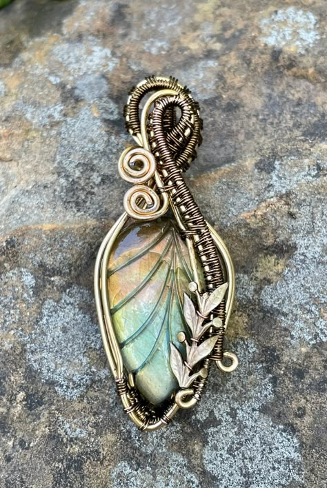 Carved Labradorite Leaf Pendant in Wire Wrapped Brass with Brass Leaves. Wire Wrapped Leaf Pendant, Unique Jewelry Inspiration, Wire Wrapped Stone Jewelry, Wire Wrap Jewelry Designs, Wire Wrapped Jewelry Diy, Wire Wrapped Jewelry Tutorials, Metalwork Jewelry, Wire Wrapping Stones, Wire Wrap Jewelry