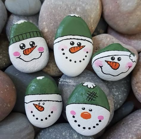 Holiday Gifts Ideas, Fun Winter Crafts For Adults, Winter Pebble Art, Snowman Rock Painting Ideas, Stenmaling Ideas, Snowman Painted Rocks, Kid’s Christmas Crafts, Christmas Rocks Painted Ideas, Christmas Rock Painting Ideas Easy