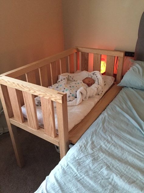 Solid Oak Sidecar Cosleeper Rustic Crib, Perlengkapan Bayi Diy, Co Sleeper Crib, Baby Crib Diy, Diy Crib, Baby Furniture Sets, Co Sleeper, Baby Rosa, Diy Baby Furniture