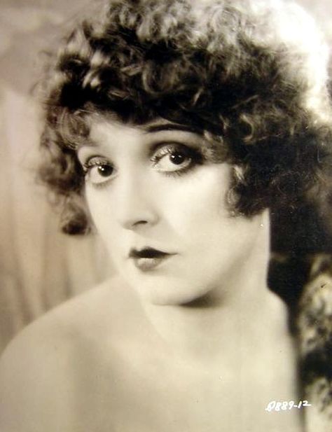 Movie Star Makeup, 1920’s Makeup, Film Makeup, 1920s Makeup, Movie Makeup, 20s Style, Clara Bow, Black And White Movie, Silent Film Stars