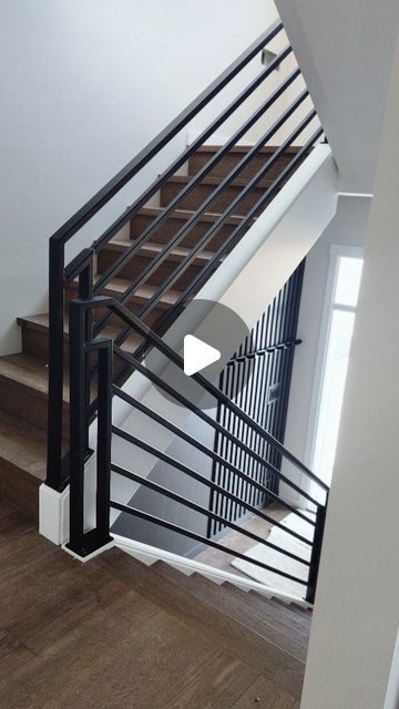 How To Build A Railing For Stairs, Stair Case Railing Ideas Ms, Stairs Railing Design Modern, Stair Case Designs Interiors, Simple Railing Design, Stair Hand Railing Ideas, Stairs Design Modern Railing Ideas, Railing Design Stairs, Hand Rails For Stairs Modern