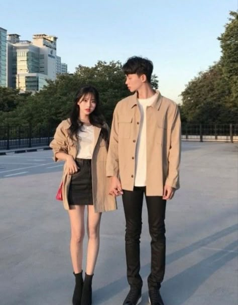 Blue Jeans Couple Outfit, Korean Couples Matching Outfits, Matching Fits Couples Casual, Couple Fits Korean, Gray Couple Outfits, Korean Matching Outfits Couple, Couple Korean Outfit, Matching Outfits Pareja, Cute Couple Outfits Korean