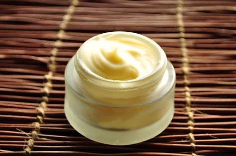 The invention of cold cream is credited to Galen, a physician in the second century from Greece. This cold cream is thick and softens when it touches the skin.  It is perfect for dry skin on elbow, feet, and knees and also perfect for natural ways of removing makeup and to avoid eczema in dry parts … Skin Cream Recipes, Dry Skin Makeup, Report Covers, Project Report, Creme Anti Age, Removing Makeup, Diy Kosmetik, Itch Relief, Cold Cream