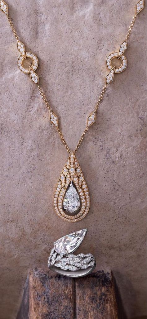 Mens Diamond Jewelry, Beautiful Jewelry Diamonds, White Diamond Necklace, Real Diamond Necklace, Neck Pieces Jewelry, Antique Necklaces Design, Diamond Pendent, Art Jewelry Design, Designer Diamond Jewellery