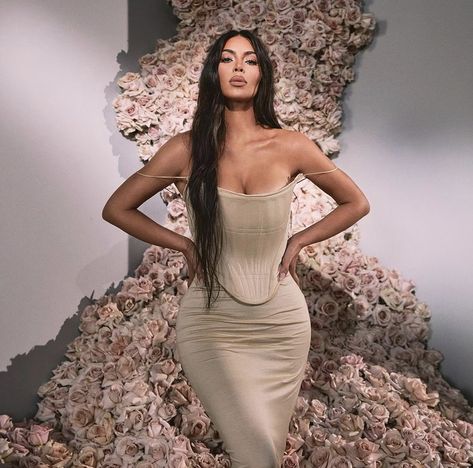 Kkw Fragrance, Kim Kardashian Family, Jeff Leatham, Estilo Kardashian, Kim Kardashian Dresses, Kim Kardashian Outfits, Kardashians Jenner, Kardashian Outfit, Kardashian Photos