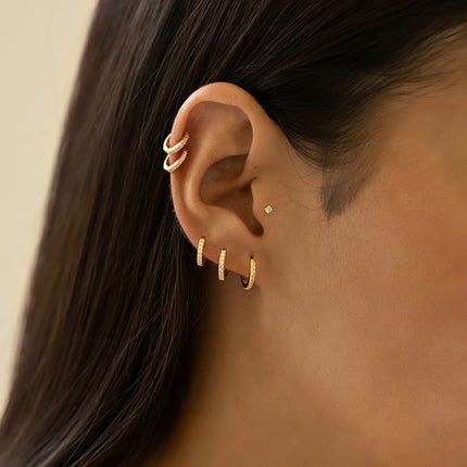 Piercings For Small Ears, First Piercing, Minimalist Ear Piercings, Gold Huggie Hoop Earrings, Pretty Ear Piercings, Huggie Earrings Gold, Small Gold Hoop Earrings, Second Piercing, Minimal Gold