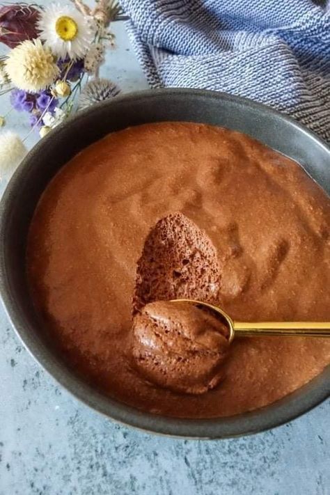 Keto & Low Carb Ideas | This keto chocolate mousse is smooth, rich, and creamy, you won’t believe it is low carb Pudding Recept, Keto Chocolate Mousse, Mousse Dessert, Creme Dessert, Cooking Chocolate, Keto Chocolate, Sugar Free Chocolate, Food Cakes, Chocolate Mousse