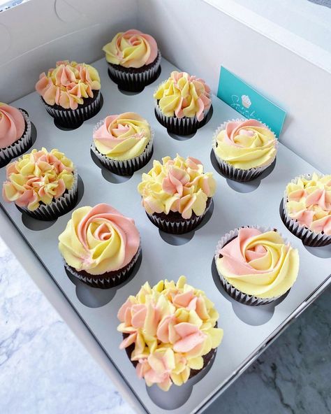 Swirl Cupcakes, Yellow Cupcakes, Home Bakery Business, Pastel Cupcakes, Cupcake Decoration, Pink Cupcakes, Home Bakery, Bakery Business, Pink Swirls