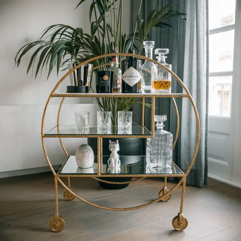 Interior design Round Drinks Trolley Styling, 1 Bedroom Apartment Decor, Gin Trolley, Cocktail Cabinets, Store Pics, Japan Living, Whisky Drinks, Bar Cart Styling, Cart Decor