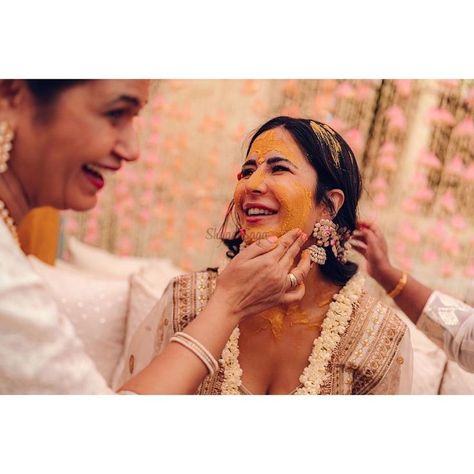 #Exclusive - Haldi & Mehendi ceremonies pictures of Newly wed B-Town couple Katrina Kaif & Vicky Kaushal. from Sabyasachi wedding outfits to beautiful couple portraits, these wedding photos are must seen. #shaadisaga #indianwedding #celebritywedding #bollywoodwedding #indiancelebrityweding #sabyasachilehenga #redsabyasachilehenga #bridalsabyasachilehenga #katrinakaifandvickykaushalwedding #katrinakaifandvickykaushalweddingpictures #katrinakaifandvickykaushalmarriage #katrinakaiflehenga Haldi Ceremony Outfit Ideas, Vicky Kaushal Wedding, Haldi Pics, Haldi Photos, Haldi Poses, Haldi Look, Haldi Ceremony Outfit, Haldi Dress, Sangeet Decor