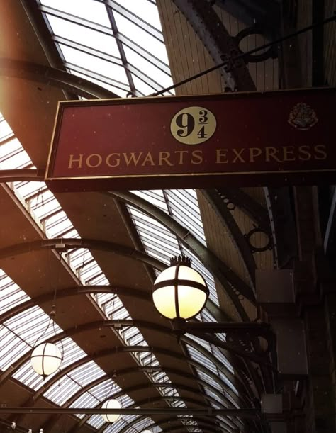 Universal Studios and Island of Adventure. Hogwarts Express. Expresso Hogwarts. 9 3/4. Hogwarts Visuals, Harry Potter Shifting, Island Of Adventure, Harry Potter Vibes, Hogwarts Shifting, Shifting To Hogwarts, Gryffindor Aesthetic, Hp Aesthetic, Dr World