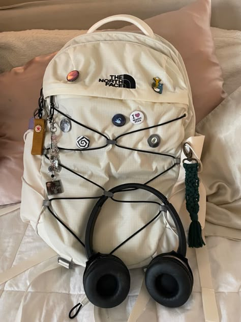 Topi Vintage, North Face Bag, Stylish School Bags, School Bag Essentials, Aesthetic Backpack, Backpack Essentials, My Backpack, Inside My Bag, What In My Bag