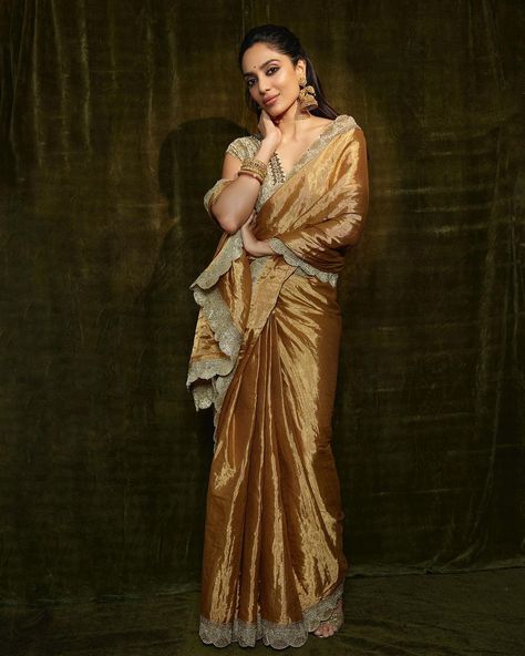 Sobhita Dhulipala could stun in a sack, and we love it when she rocks a saree with elegance. This particular beauty was by Jade by Monica and Karishma. Seems like Ira Khan and Nupur Shikhare's wedding has been on for a long while now! What started with a signing ceremony with the bride and the groom surprising everyone with their 'casual' choices to a while wedding, a mehendi, a reception, has now culminated with a grand reception in true Bollywood style! Reception Saree Look, Organza Blouse Designs, Gold Tissue Saree, Reception Saree For Bride, Gold Silk Saree, Saree Indian Wedding, Reception Saree, Golden Saree, Mehendi Outfits