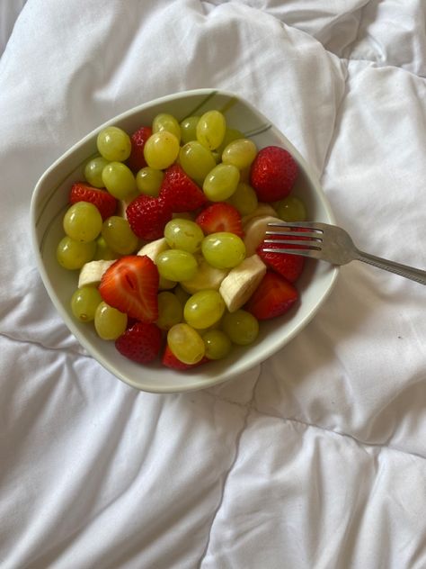 Fruit Bowl Healthy, Fruits Bowl Aesthetic, Proccesed Foods, Fruit Bowls Aesthetic, Bowl Of Fruit Aesthetic, Summer Food Healthy, Healthy Bowl Aesthetic, Fruit Bowls Ideas, Healthy Food Aestethic