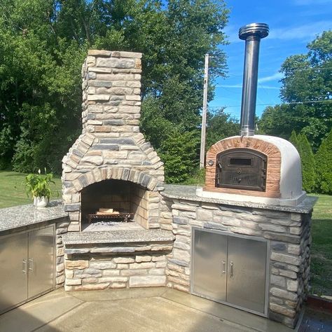 Spring projects are in full swing! These gorgeous Ventura Wood Fired Ovens (Sierra and Preto) are pictured in several different outdoor areas from real Authentic Pizza Ovens customers. Get ready for your outdoor upgrade today! www.fireflypizzaovens.com #authenticpizzaovens #pizzaovens #outdooroven #outdoorlife #outdoorkitchensandgrills #woodburning #woodburningoven #outdoorkitchen #pizzalife #eatinghealthier #pizzaovencooking #woodfiredoven #foodie #outdoorkitchendesign #authentic #outdoor... Outdoor Pizza Oven And Fireplace, Mobile Pizza Oven, Brick Pizza Oven Outdoor, Outdoor Fireplace Pizza Oven, Stone Pizza Oven, Authentic Pizza, Outdoor Stone Fireplaces, Oven Outdoor, Stone Oven